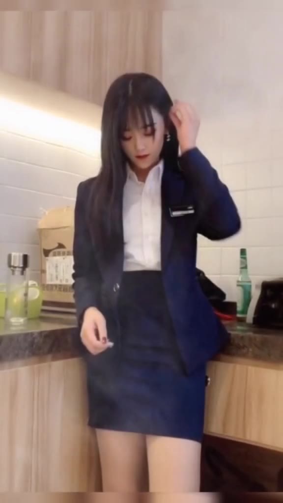 #正装#去电影院检票的时候 前面有三个男孩 其中