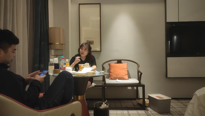 【#胖子工作室】深夜肥臀大奶熟女，调情跳舞，吃完外卖床上狠狠干