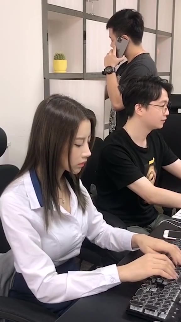 #正装#我是小泽，一个被大伙欺负的实习生！