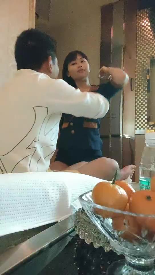 #专干足浴洗脚妹子 11-18技师小妹制服诱惑，摸摸搞搞拔下裙子扣穴，到卫生间吹一下，扶着墙后入猛操屁股