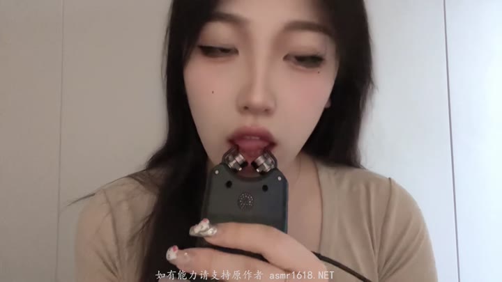 #ASMR    #璐璐    温柔系舔耳和弹舌