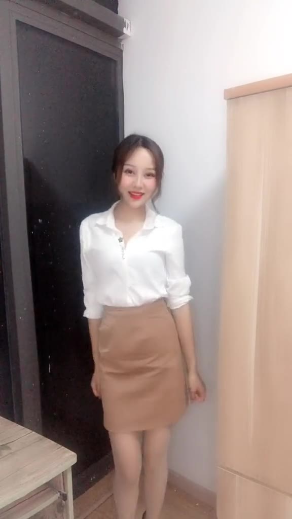 #正装#下班了，今天业绩不错！穿工作服摇一下！