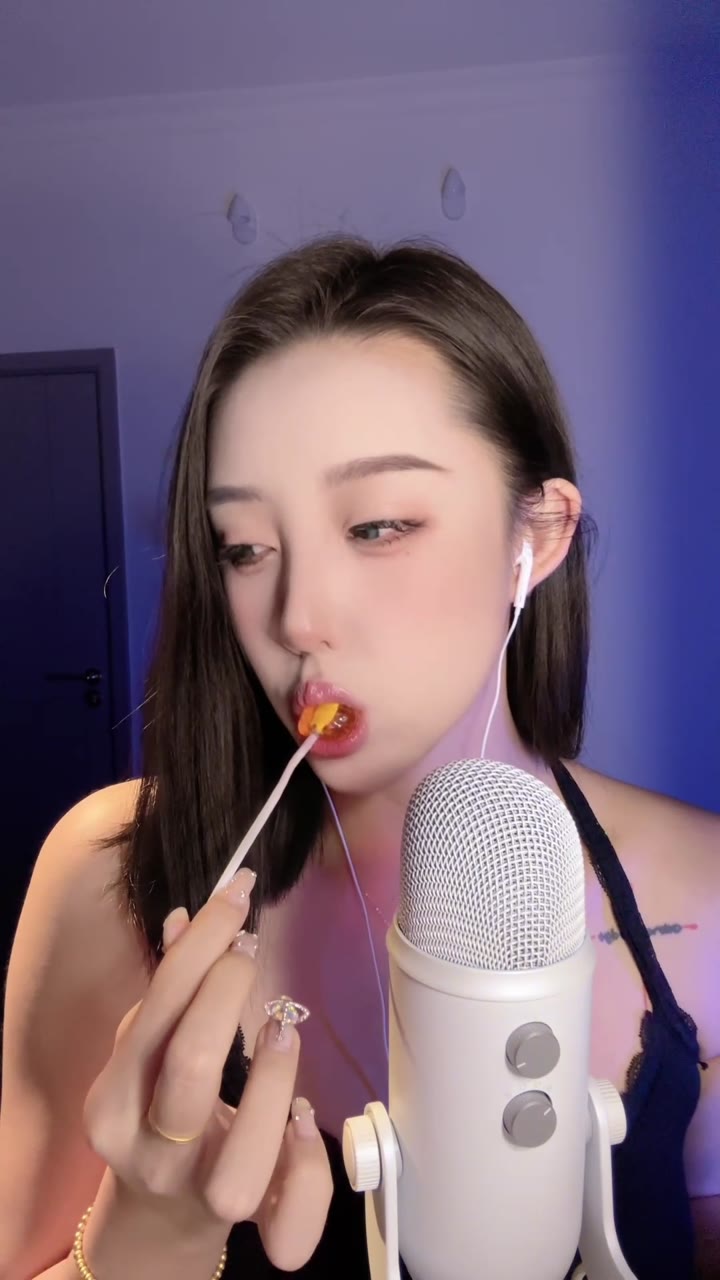 #ASMR     #陈肩睡不醒    口腔音 👅棒棒糖 雷丝吊带咬