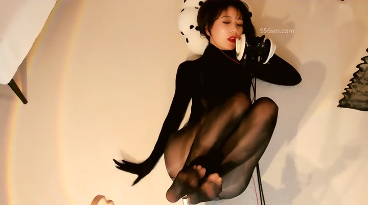 #圈圈 穿连体丝的嫂子