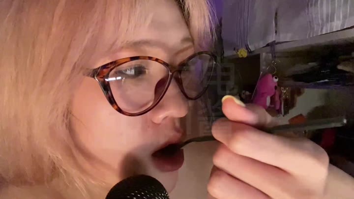 #pipi酱睡不醒 舔叉子+洞洞勺