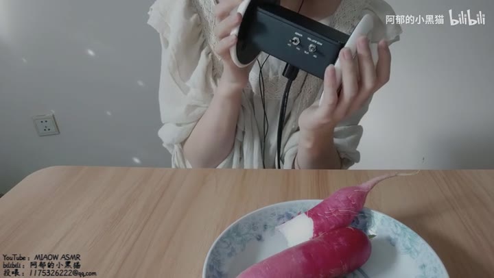 #阿郁的小黑猫 十分脆的水萝卜 咀嚼音 食音  调小音量。
