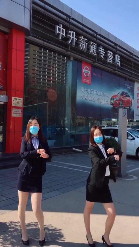 #正装#我俩卖车你们会翻谁的牌@抖音小助手