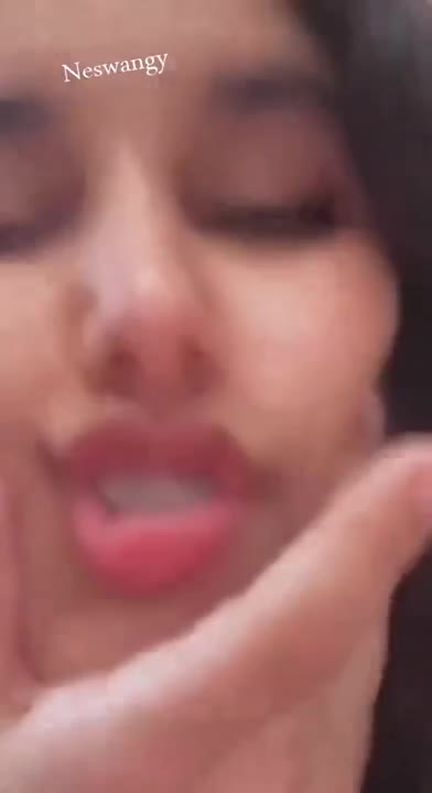 مزة عشرينية كيوت حلوة بصدر صغنن طري مليان نمش بيجنن و شهوة عالية اوي نازلة لعب فجسمها كله من صدرها لكسها آهات و تعبيرات وش لا تقاوم الجزء الاول – سكس الظلام