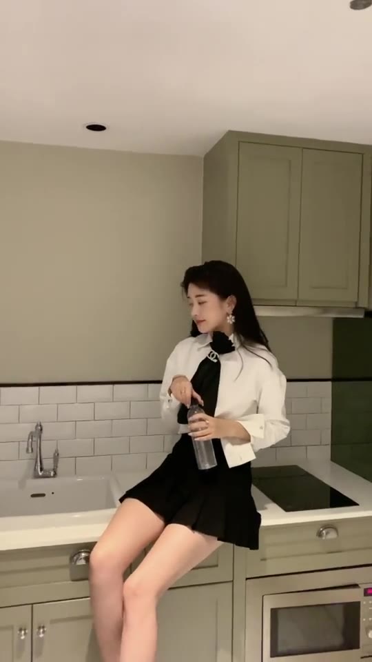 #正装#古代文学上说，怜等于爱。所以当你心疼一个