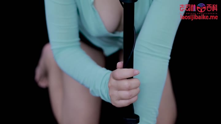 巨乳妹深乳沟的跪地贴耳淫语_ASMR