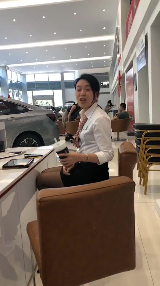 #正装#这就是汽车销售卢美女的霸气。