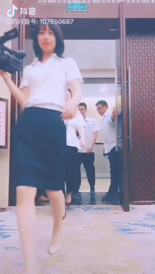 #正装#小姐姐要开始“拍摄”工作了，后边跟了一群