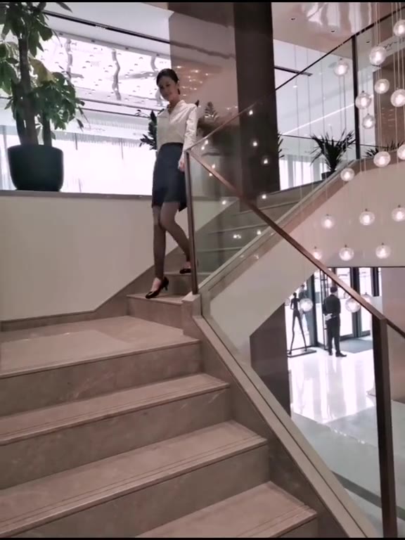 #正装#一个女人最好的状态，眼睛写满故事，脸上不