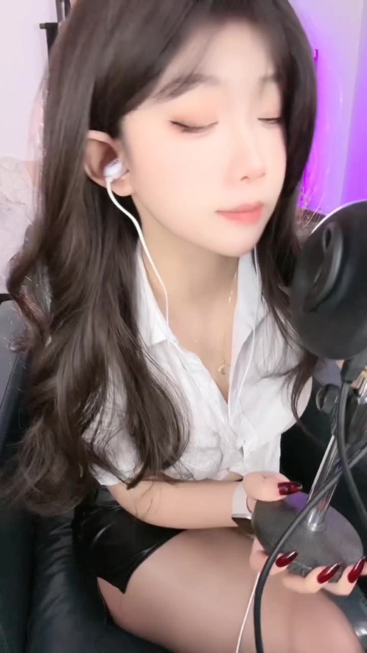 #ASMR     #灵儿      弹舌舔耳略略略