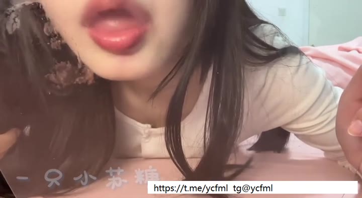 #皖皖该睡觉了 大哥投稿 8v 价值400元  趴着舔亚克力板