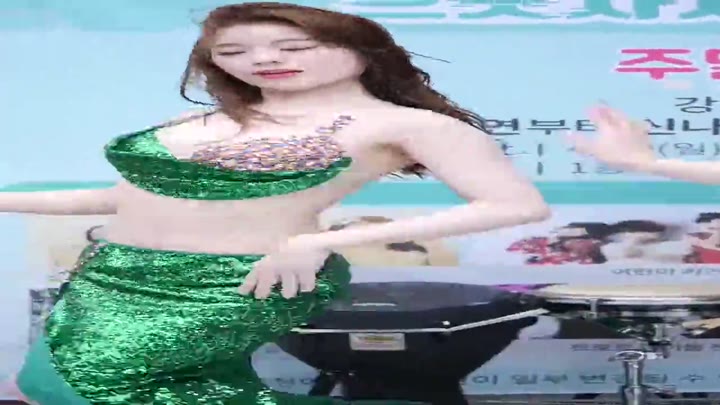 韩国女团绿色长裙肚皮舞现场饭拍