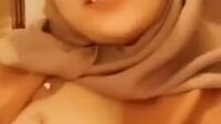 Bokep Indo Tante Jilbab Pamer Tetek Toge