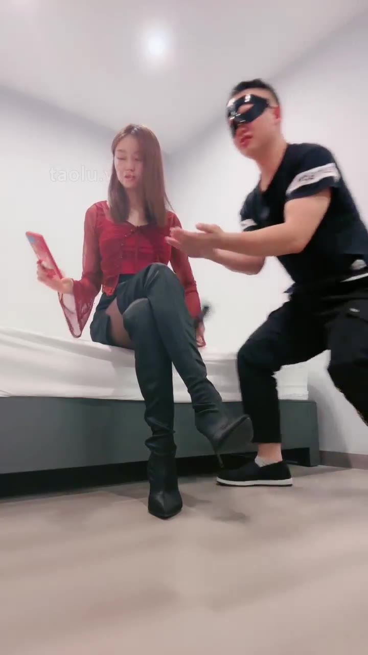 艾莉 黑丝长靴玩狗子