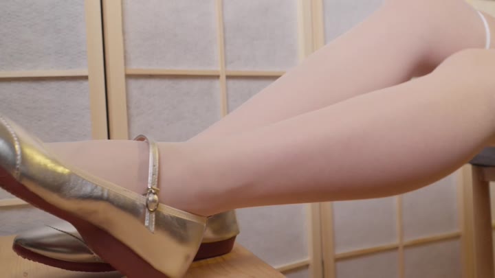 #花火助眠 #ASMR #KzASMR  袜袜的摩擦和甜耳交织的声音