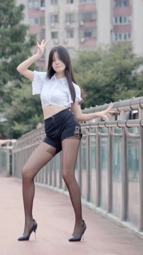 #正装#又来玩尬的了！竖屏只能截下一个人 想