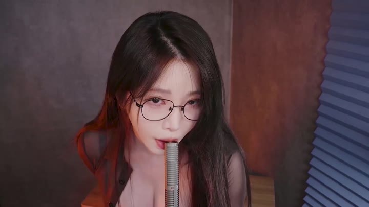 夜晚和女上司共处一室