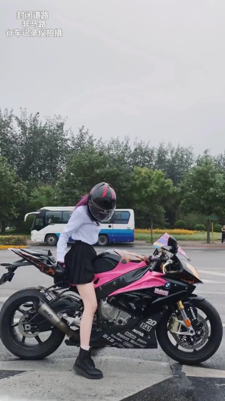#正装#每个城市都需要一个JK女骑。