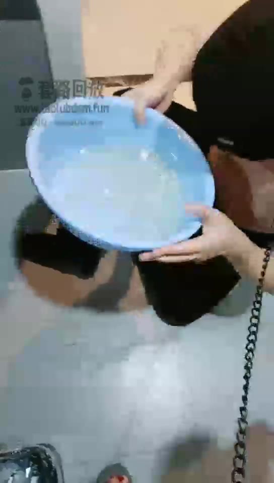 多多 喝洗脚水 清理马桶