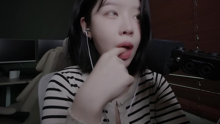 #ASMR    #Yeonchu    在你脸上画画