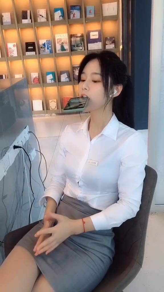 #正装#我可以说很难了，手机太重了，叼的嘴巴痛～