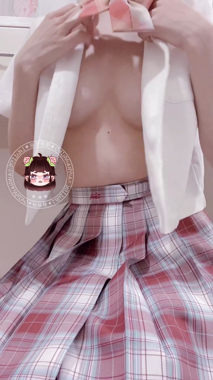 福利姬极品身材美乳网红【仙仙桃】水手服系列展示挺拔美乳 #仙仙桃