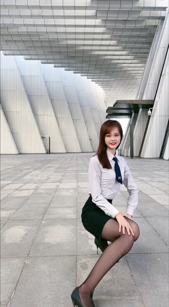 #正装#我穿着一身的工作服，用着苹果手机，素颜上