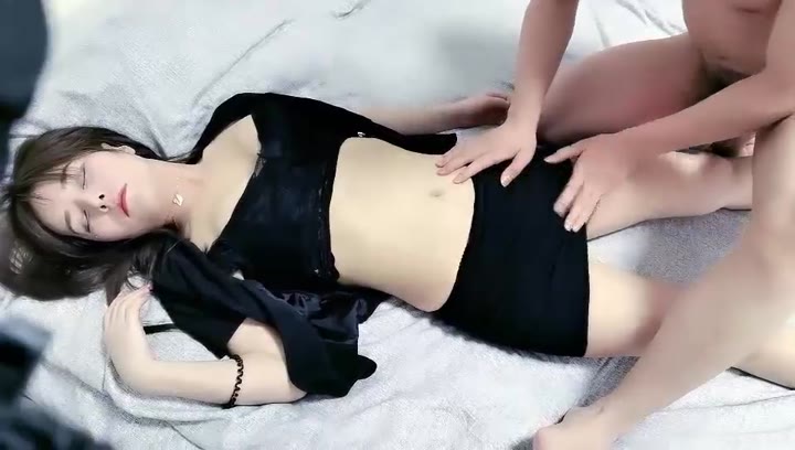 性感女同事假装喝酒被脱衣服硬上