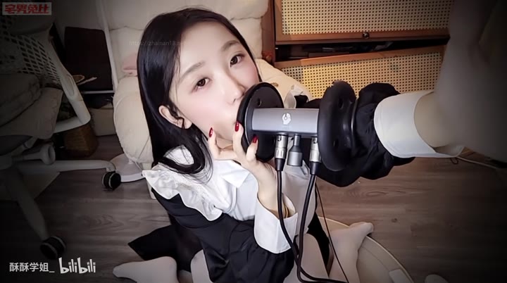 #酥酥学姐  小修女的舔耳 天鹅绒白丝