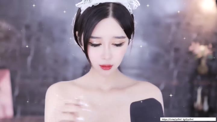 #小恩雅 女仆衣服滑落