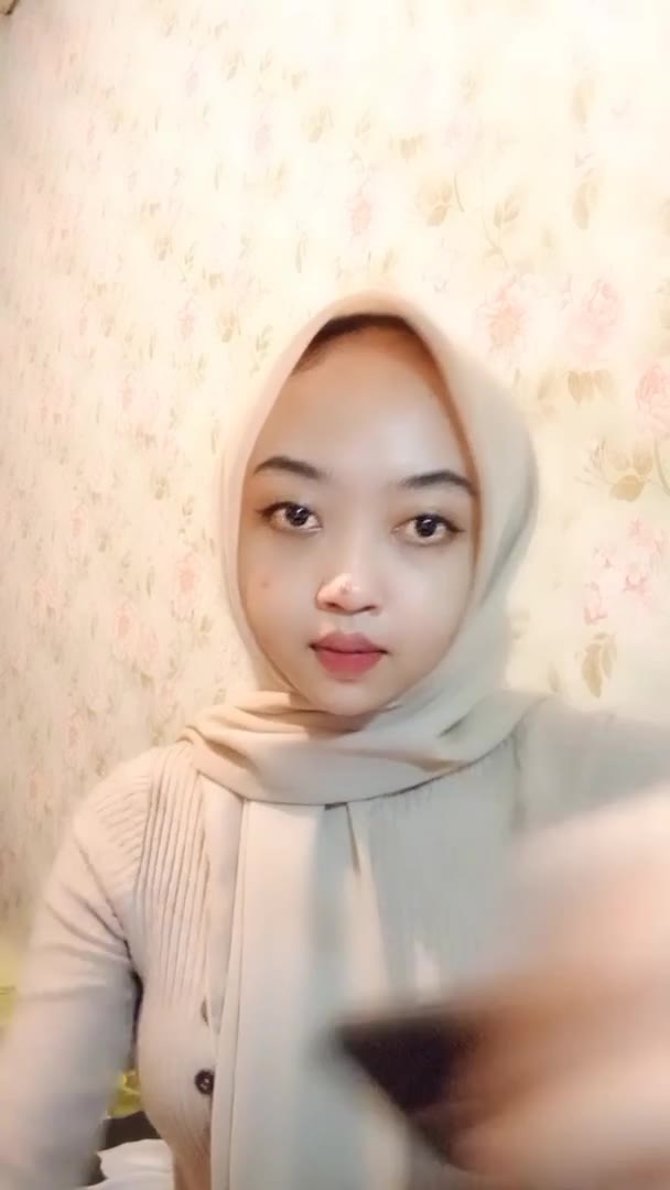 Mode Lepas Jilbab Kak Lilie Jadi Barbar - Tocil Nih