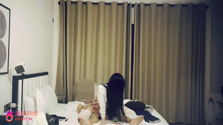 杏吧鱼知欢1 - 今天约了个06年萝莉纹身妹，皮肤雪白三点粉嫩多汁，穿上JK制服在床上娇喘不断