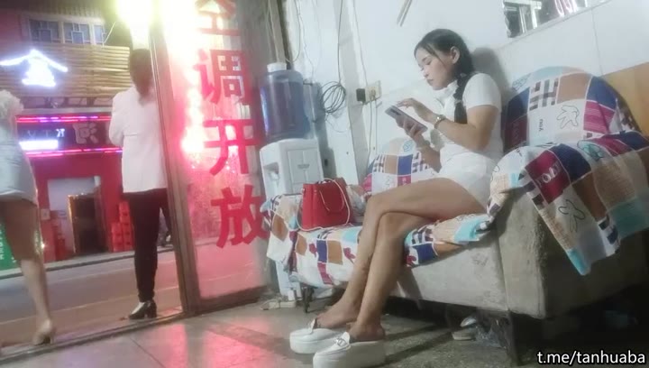 【#持无套内射】04-23夜探红灯区，一堆站街女，选了个骚女操逼，带到小房间，扛起双腿爆操