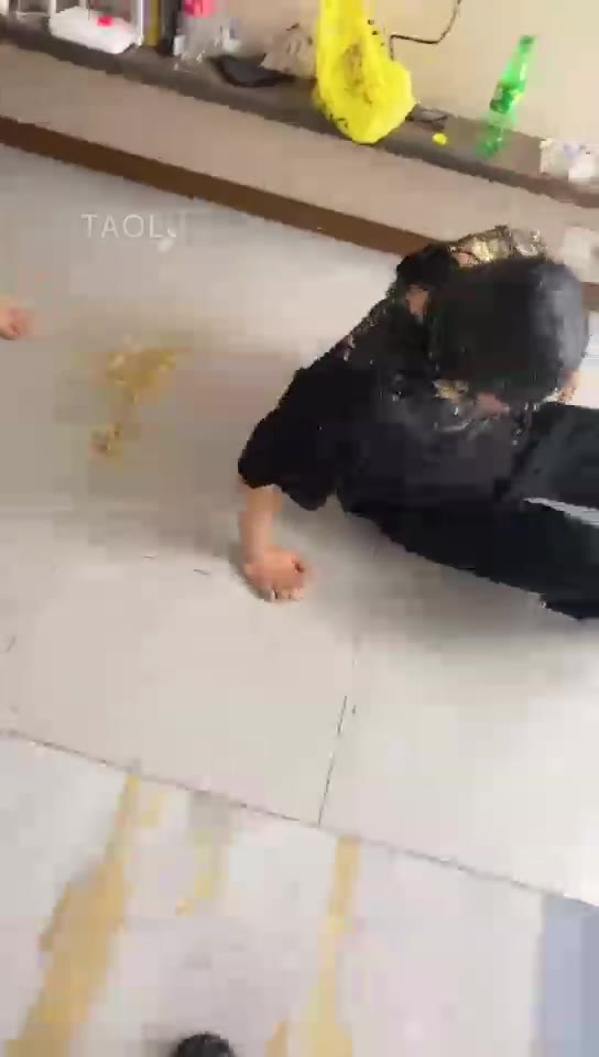 #领主老大-给女奴吃翔后呕吐物喂男奴深喉狗嘴