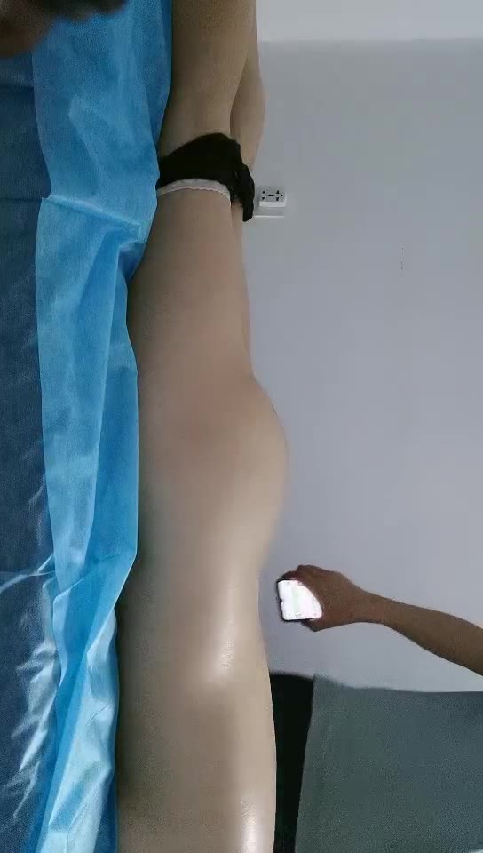 200元的快乐 #SPA男技师 08-24偷拍客户服务，推背按摩脱掉内裤，扣穴揉屁股搞得想要，按摩床上侧入撞击