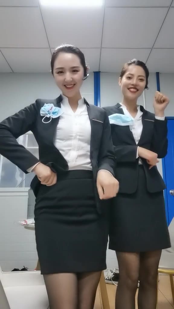 #正装#我已经成功把休息室里的小哥哥小姐姐全带跑